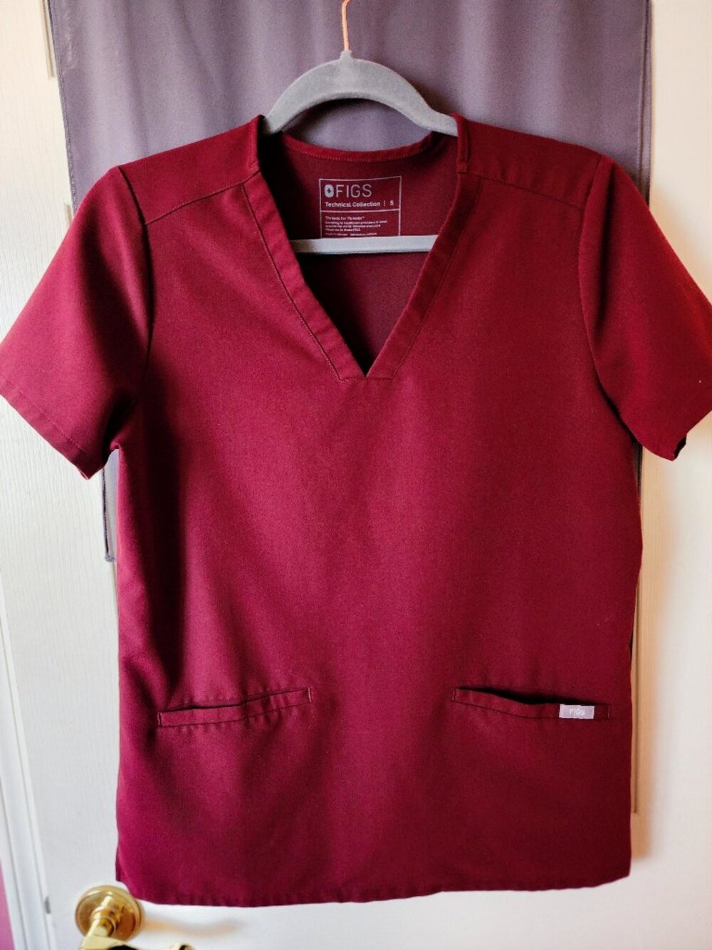 EUC FIGS Casma Scrub Top. Burgundy
